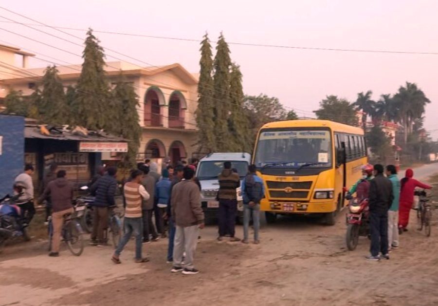 तेघरीमा रहेको सैनिक स्कुलको बसलाई सुप प्रदेशसभाका सचिवको गाडीले ठक्कर दियो